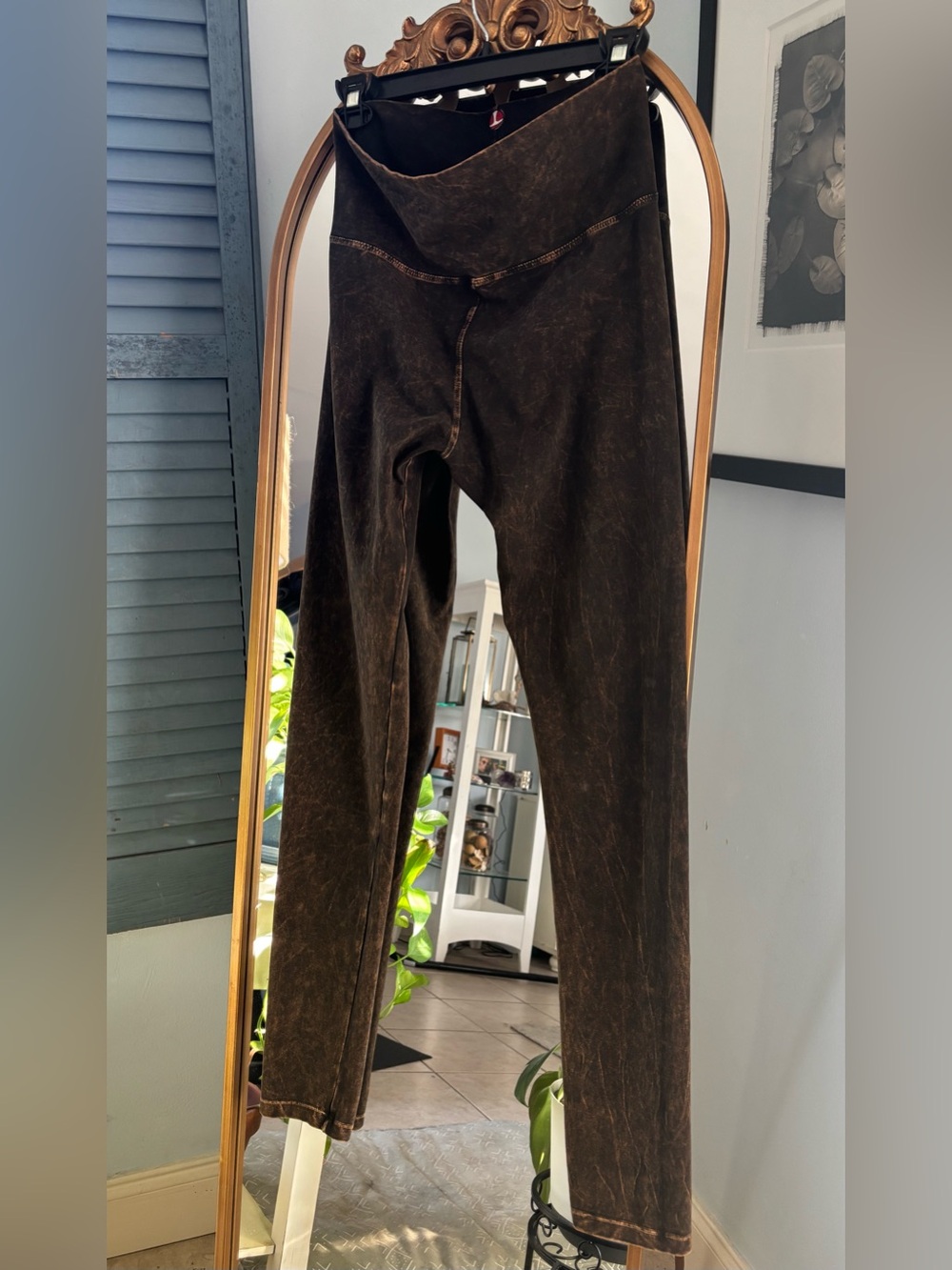 T-Party Brown/black Fold Over
MINERAL WASHED yoga pants Medium